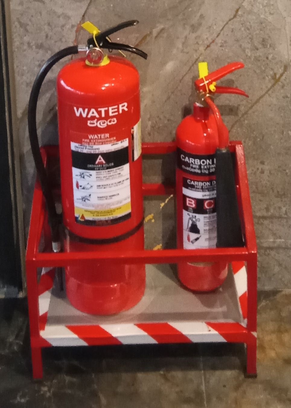 Mobile dual cylinder water and CO2 extinguisher trolley stand